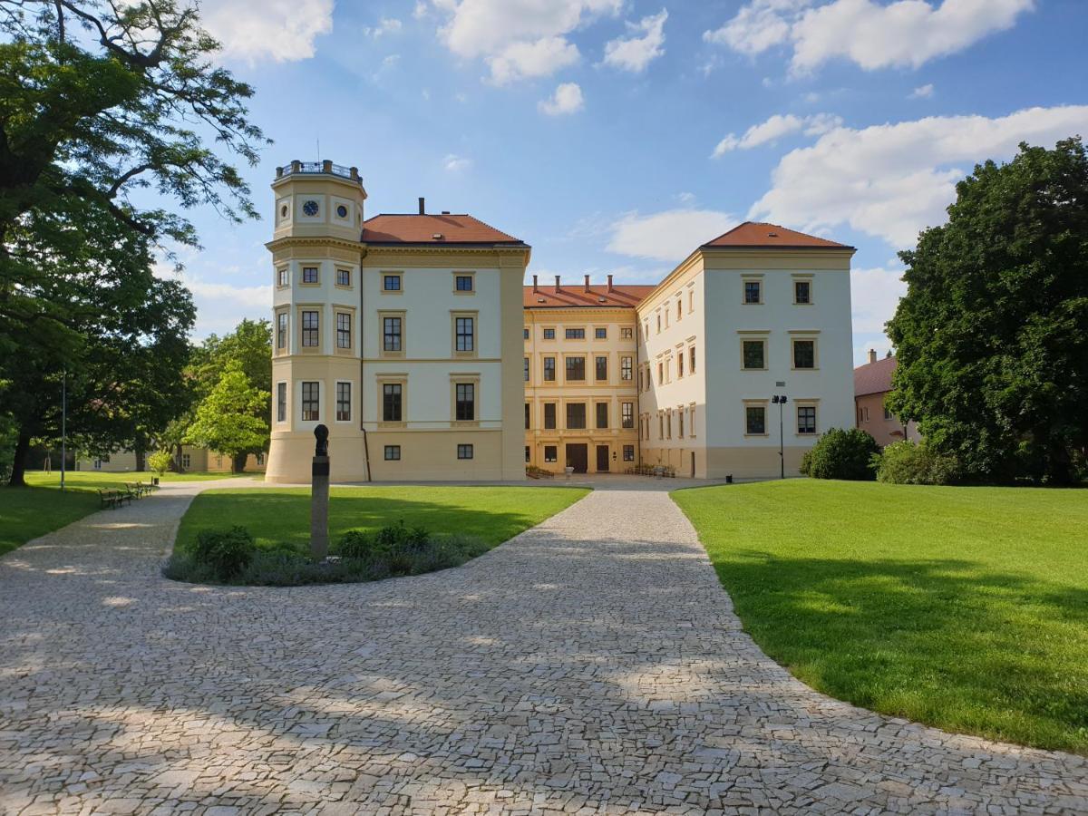 Hotel Strážnice Esterno foto